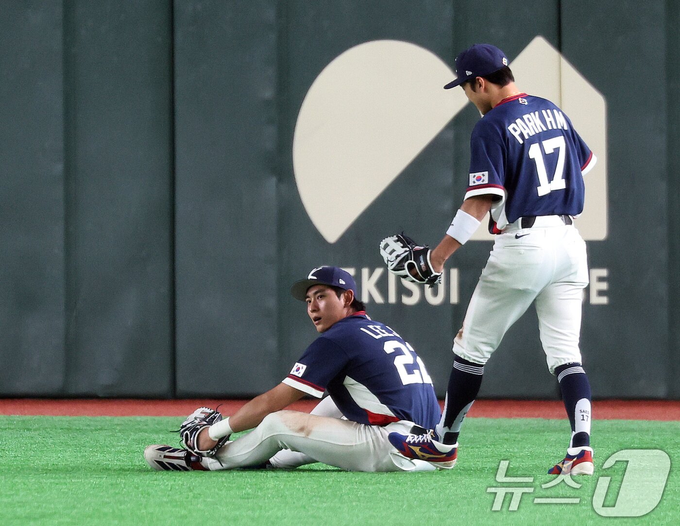 본문 이미지 - 9일 오후 일본 도쿄돔에서 열린 2026 월드베이스볼클래식(WBC) C조 대한민국과 호주의 경기, 9회말 1사 1루 대한민국 이정후가 윙그로브의 타구를 잡아낸 뒤 안도하고 있다. 2026.3.9 ⓒ 뉴스1 구윤성 기자