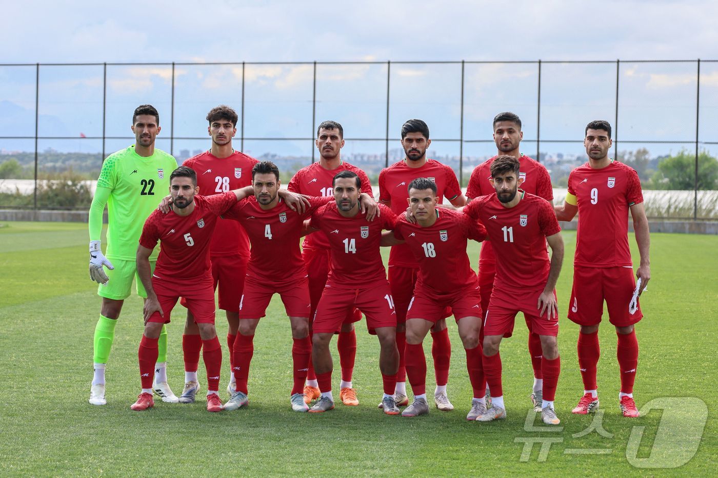 (AFP=뉴스1) 윤다정 기자 = 이란 국가대표 축구팀 선수들이 31일(현지시간) 튀르키예 남부 안탈리아에서 열린 코스타리카와의 친선 경기에 앞서 경기장에서 포즈를 취하고 있다. …