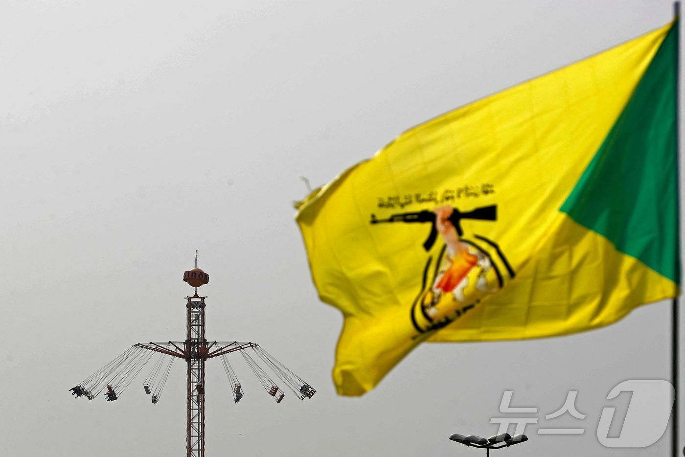 (바그다드 AFP=뉴스1) 윤다정 기자 = 21일(현지시간) 이라크 바그다드에서 친(親)이란 시아파 무장단체 카타이브 헤즈볼라 깃발이 펄럭이고 있다. 2026.03.21.ⓒ AFP …