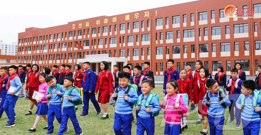 (평양 노동신문=뉴스1) = 북한 노동당 기관지 노동신문은 1일 "새세대들에게 세상에서 제일 훌륭한 교육조건과 환경을 마련해주려는 우리 당의 숭고한 뜻에 떠받들려 전국의 수많은 교 …