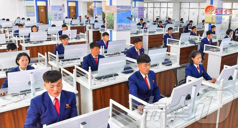 (평양 노동신문=뉴스1) = 북한 노동당 기관지 노동신문은 1일 "새세대들에게 세상에서 제일 훌륭한 교육조건과 환경을 마련해주려는 우리 당의 숭고한 뜻에 떠받들려 전국의 수많은 교 …