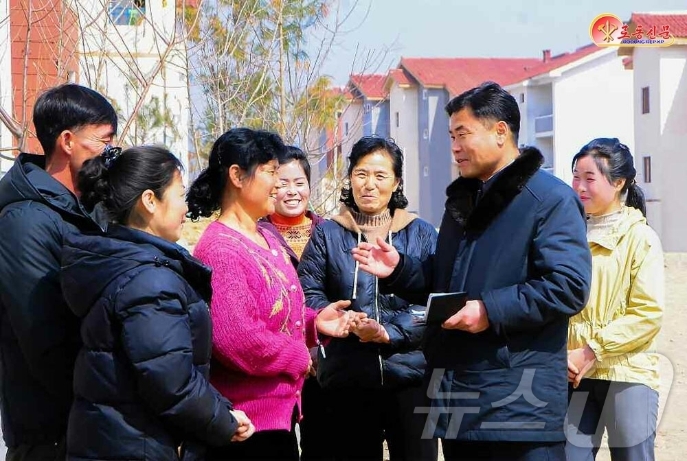 (평양 노동신문=뉴스1) = 북한 노동당 기관지 노동신문은 1일 "인민의 평가, 인민의 목소리에 귀를 기울이며"라며 만포시당위원회의 일꾼을 조명했다.[국내에서만 사용가능. 재배포 …