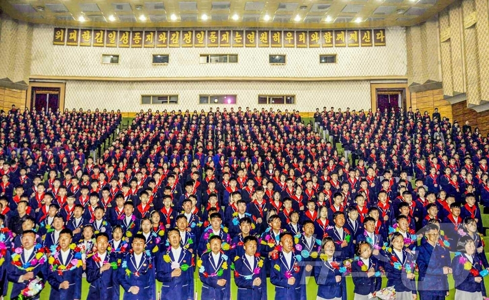 (평양 노동신문=뉴스1) = 북한 노동당 기관지 노동신문은 1일 "성스러운 조국보위의 한길에 청춘도 희망도 다 바쳐갈 열망을 안고 양강도 안의 수많은 고급중학교 졸업반학생들이 최전 …