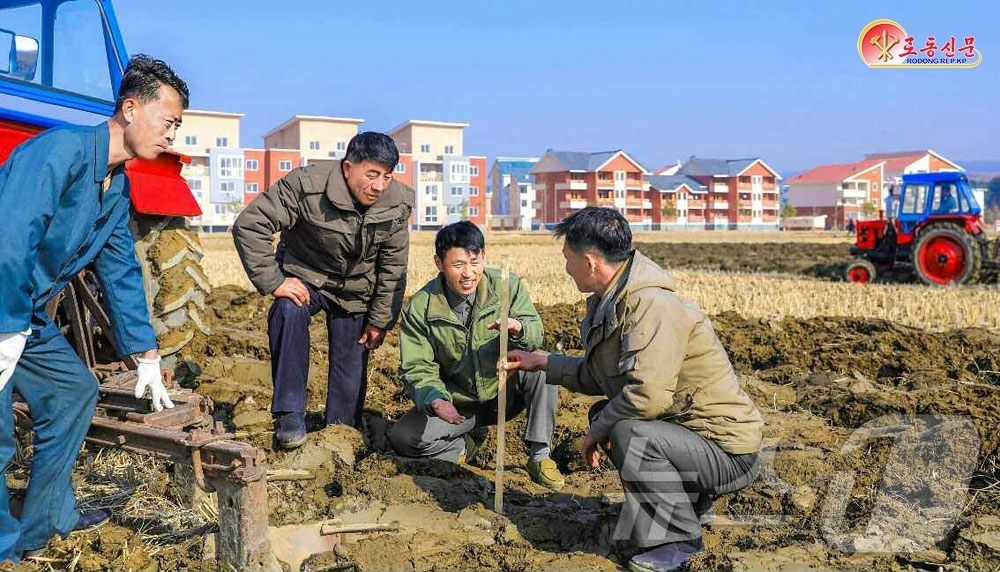 (평양 노동신문=뉴스1) = 북한 노동당 기관지 노동신문은 1일 "당면한 영농사업에 힘을 넣고 있다"며 평안북도농촌경리위원회 선상농장을 조명했다.[국내에서만 사용가능. 재배포 금지 …