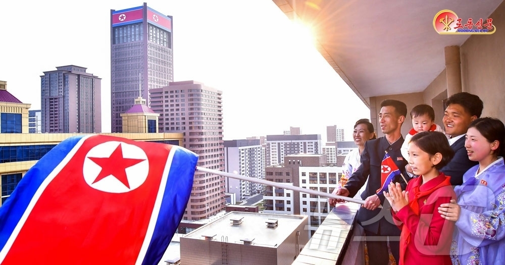 (평양 노동신문=뉴스1) = 북한 노동당 기관지 노동신문은 1일 "국기에 대한 우리 인민의 사랑은 더욱 열렬해지고 있다"고 전했다.[국내에서만 사용가능. 재배포 금지. DB 금지. …