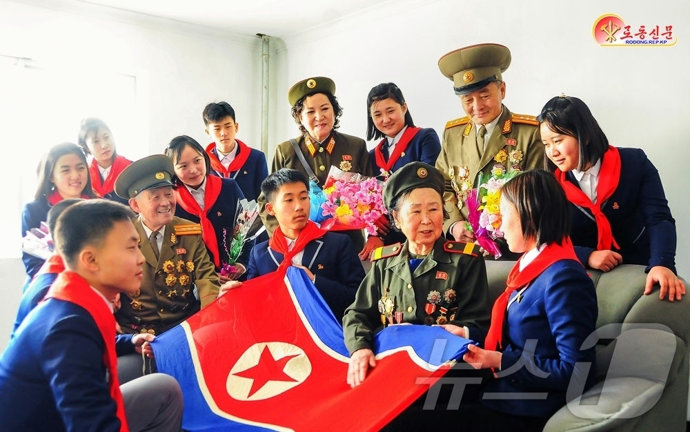 (평양 노동신문=뉴스1) = 북한 노동당 기관지 노동신문은 1일 "국기에 대한 우리 인민의 사랑은 더욱 열렬해지고 있다"고 전했다.[국내에서만 사용가능. 재배포 금지. DB 금지. …