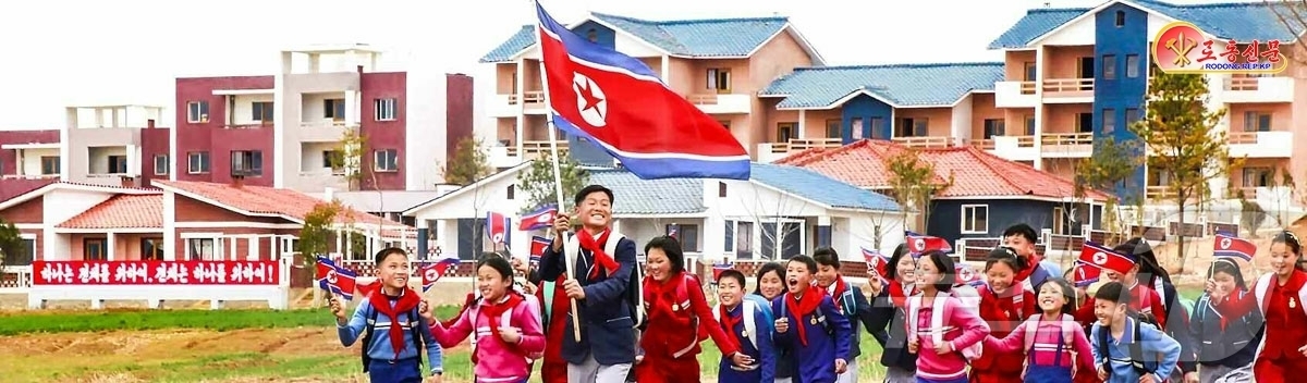 (평양 노동신문=뉴스1) = 북한 노동당 기관지 노동신문은 1일 "국기에 대한 우리 인민의 사랑은 더욱 열렬해지고 있다"고 전했다.[국내에서만 사용가능. 재배포 금지. DB 금지. …