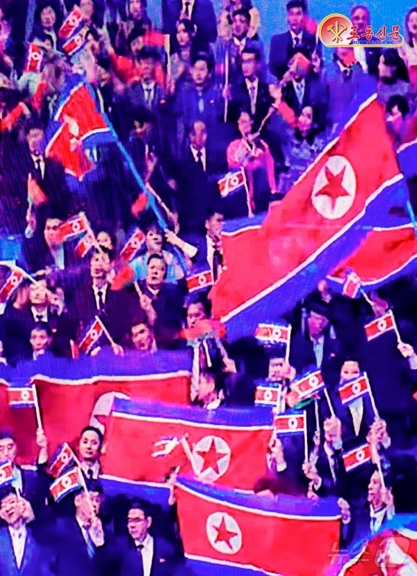 (평양 노동신문=뉴스1) = 북한 노동당 기관지 노동신문은 1일 "국기에 대한 우리 인민의 사랑은 더욱 열렬해지고 있다"고 전했다.[국내에서만 사용가능. 재배포 금지. DB 금지. …