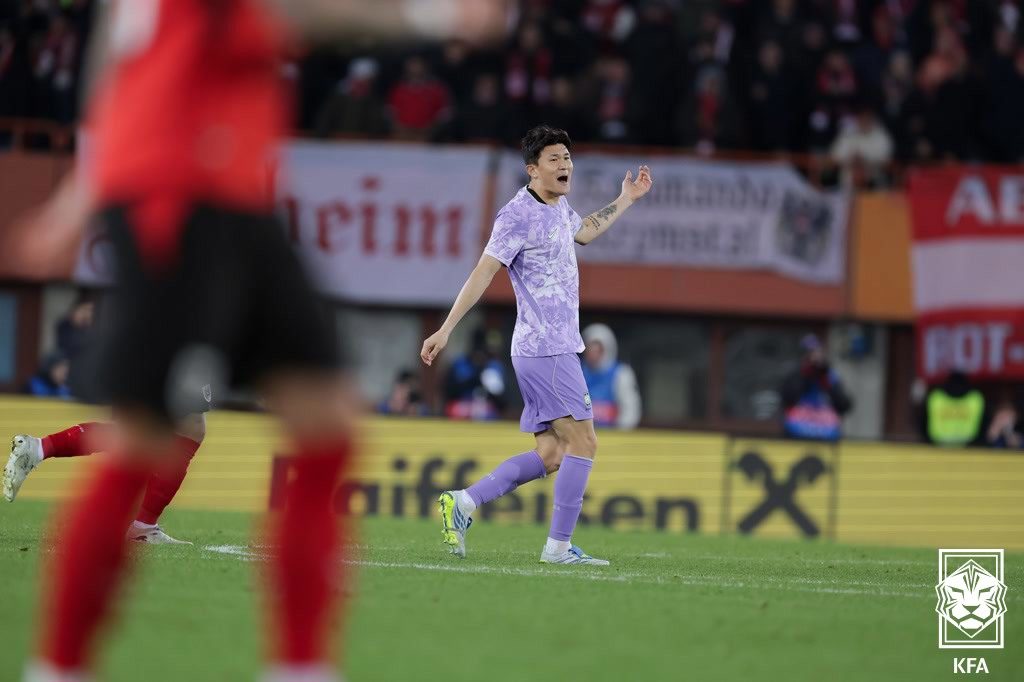 (서울=뉴스1) = 31일(현지시간) 오스트리아 빈 에른스트 하펠 스타디움에서 열린 한국 축구대표팀과 오스트리아의 평가전에서 김민재가 대표팀의 득점 실패 후 아쉬워하고 있다.(대한 …