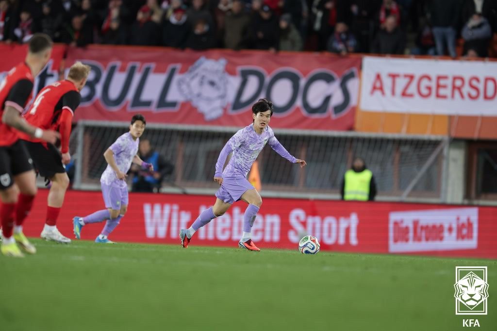 (서울=뉴스1) = 31일(현지시간) 오스트리아 빈 에른스트 하펠 스타디움에서 열린 한국 축구대표팀과 오스트리아의 평가전에서 김진규가 드리블하고 있다.(대한축구협회 제공. 재판매 …