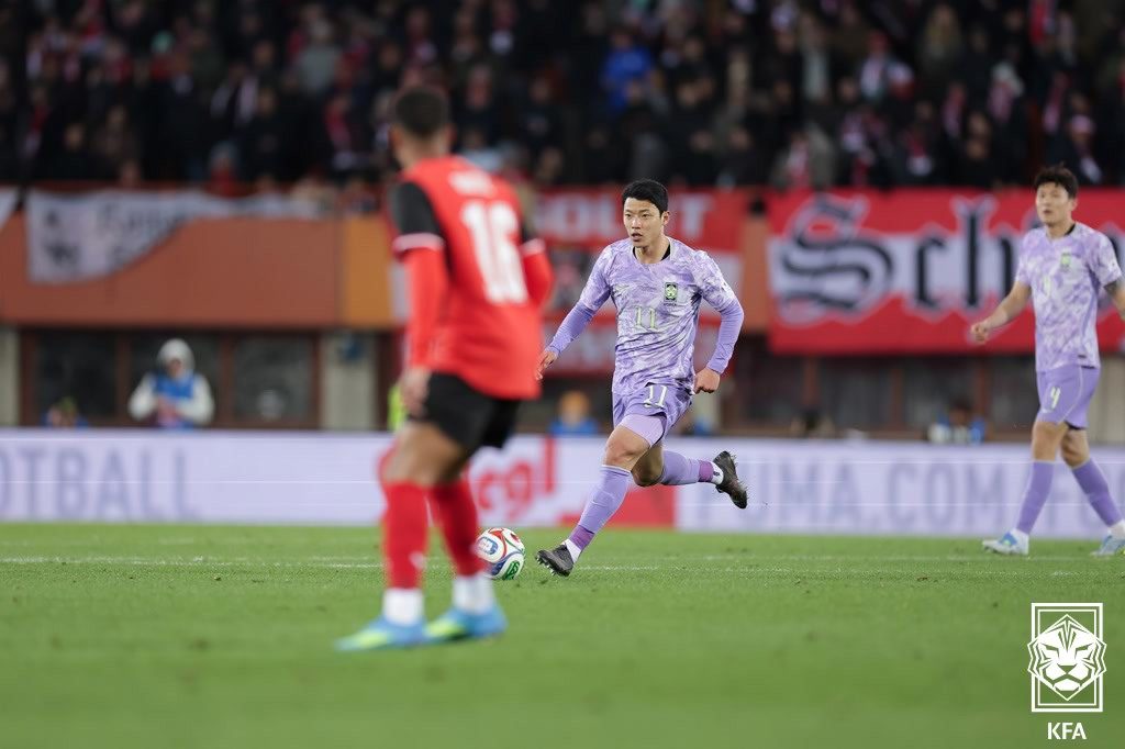 (서울=뉴스1) = 31일(현지시간) 오스트리아 빈 에른스트 하펠 스타디움에서 열린 한국 축구대표팀과 오스트리아의 평가전에서 황희찬이 돌파를 시도하고 있다.(대한축구협회 제공. 재 …