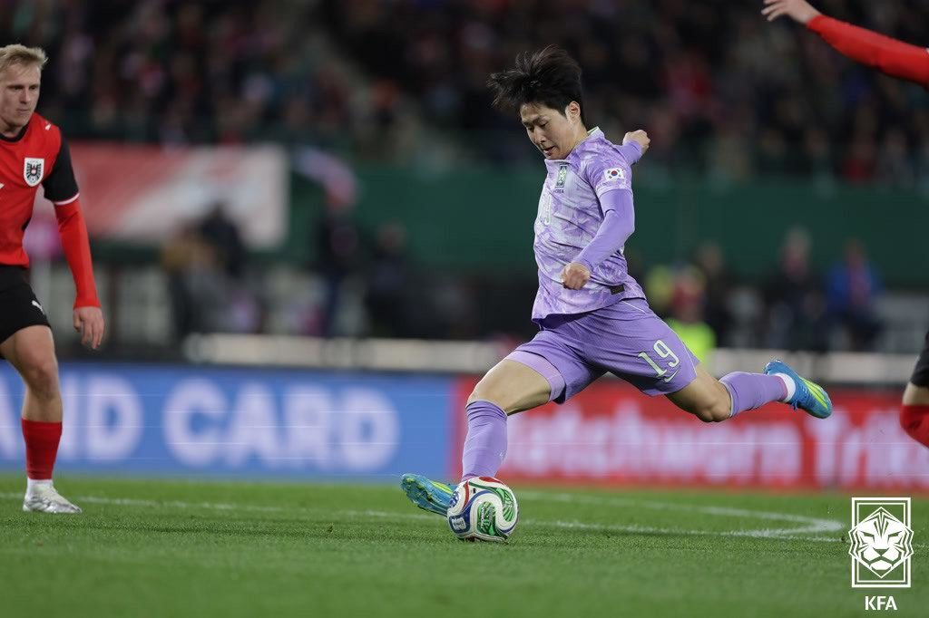 본문 이미지 - 31일(현지시간) 오스트리아 빈 에른스트 하펠 스타디움에서 열린 한국 축구대표팀과 오스트리아의 평가전에서 이강인이 슈팅을 하고 있다.(대한축구협회 제공. 재판매 및 DB 금지) 2026.4.1 ⓒ 뉴스1