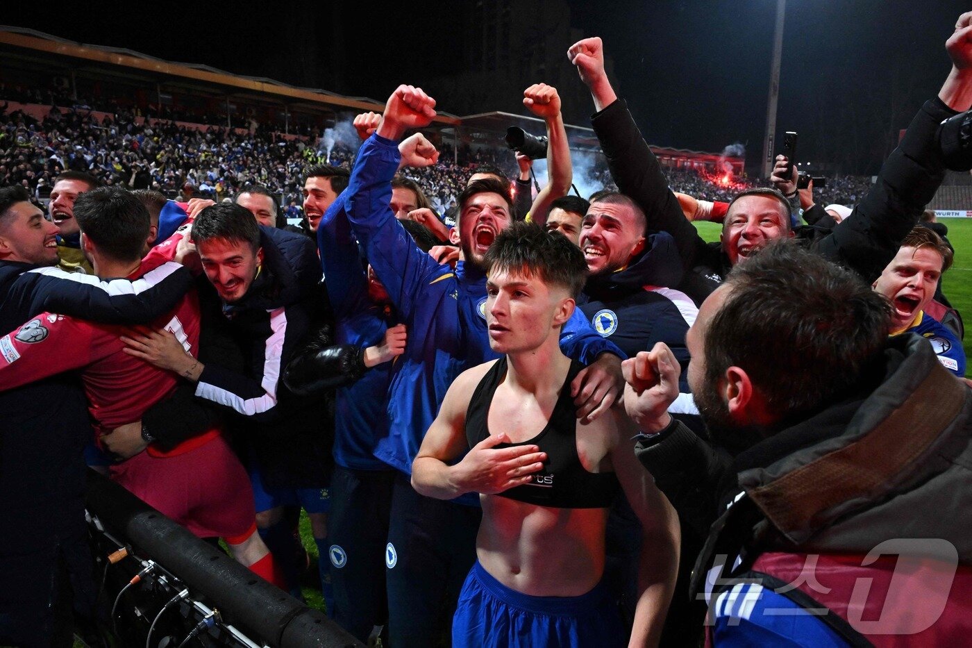 본문 이미지 - 12년 만에 월드컵 본선에 오른 보스니아 헤르체고비나. ⓒ AFP=뉴스1