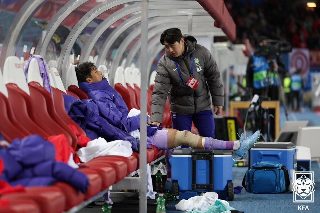 (서울=뉴스1) = 1일(한국시간) 오스트리아 빈 에른스트 하펠 스타디온에서 열린 오스트리아와의 평가전에서 부상으로 교체된 김주성이 벤치에 앉아 있다.(대한축구협회 제공. 재판매 …