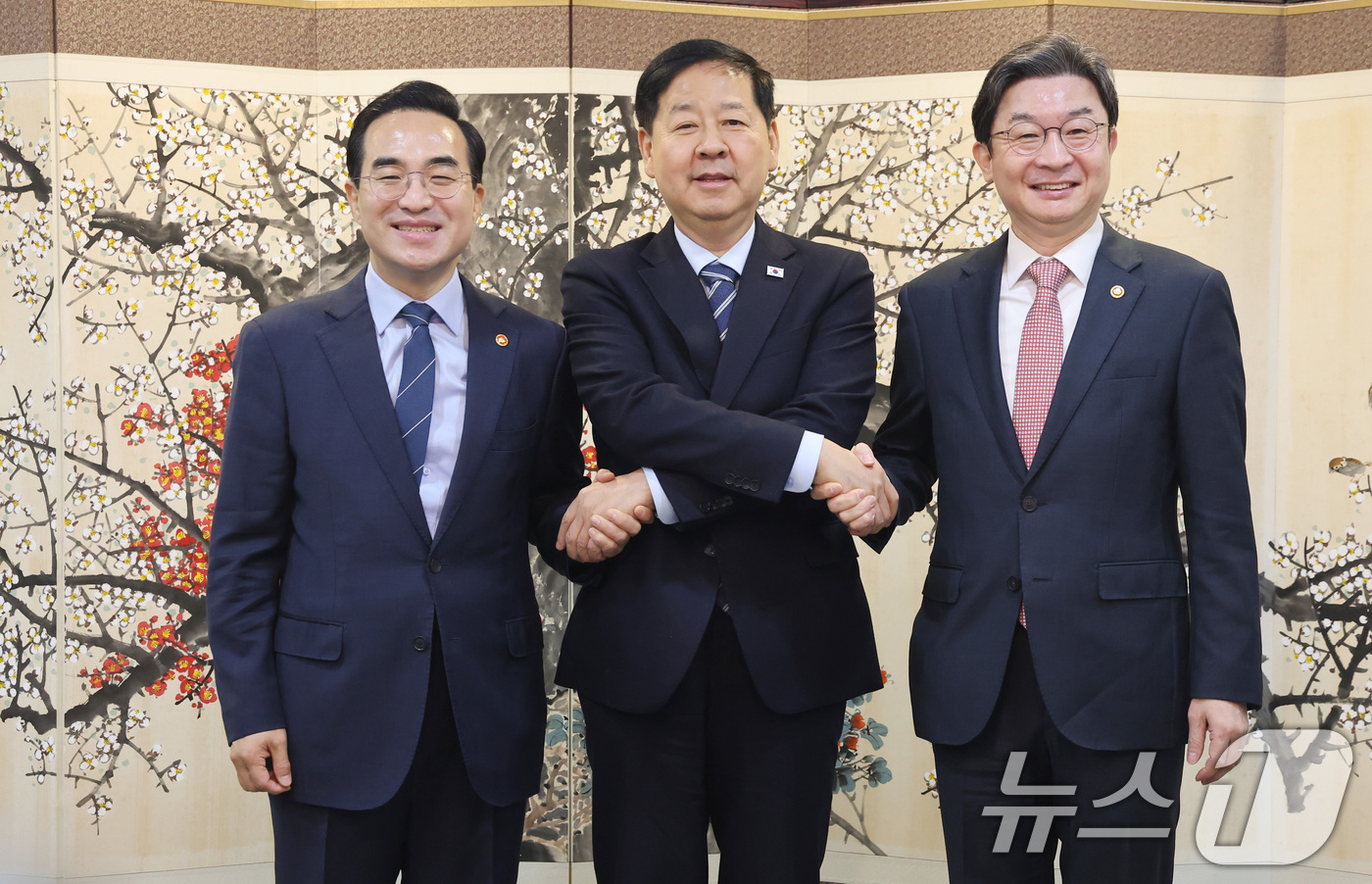 (서울=뉴스1) 임세영 기자 = 박홍근 기획예산처 장관(왼쪽부터), 구윤철 경제부총리 겸 재정경제부 장관, 이억원 금융위원회 위원장이 1일 서울 종로구 정부서울청사에서 열린 거시재 …