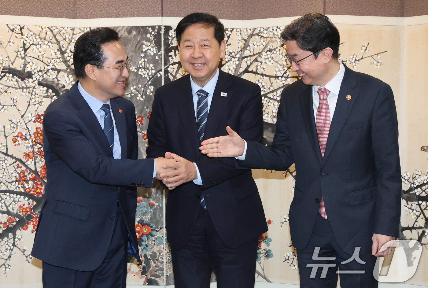 (서울=뉴스1) 임세영 기자 = 박홍근 기획예산처 장관, 구윤철 경제부총리 겸 재정경제부 장관, 이억원 금융위원회 위원장이 1일 서울 종로구 정부서울청사에서 열린 거시재정금융간담회 …