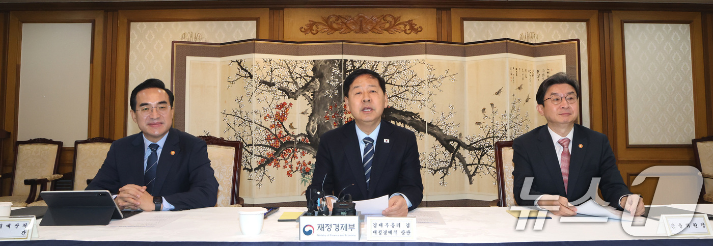 (서울=뉴스1) 임세영 기자 = 구윤철 경제부총리 겸 재정경제부 장관이 1일 서울 종로구 정부서울청사에서 열린 거시재정금융간담회에서 발언을 하고 있다.왼쪽부터 박홍근 기획예산처 장 …