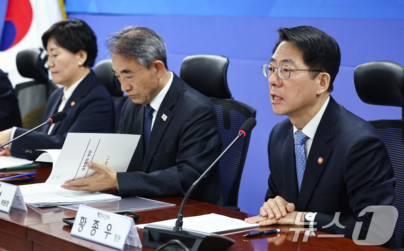 (서울=뉴스1) 김도우 기자 = 황종우 해양수산부 장관이 1일 서울 여의도 국회 의원회관에서 열린 2026년 농해수 추가경정예산안 당정협의에서 모두 발언을 하고 있다. 2026.4 …