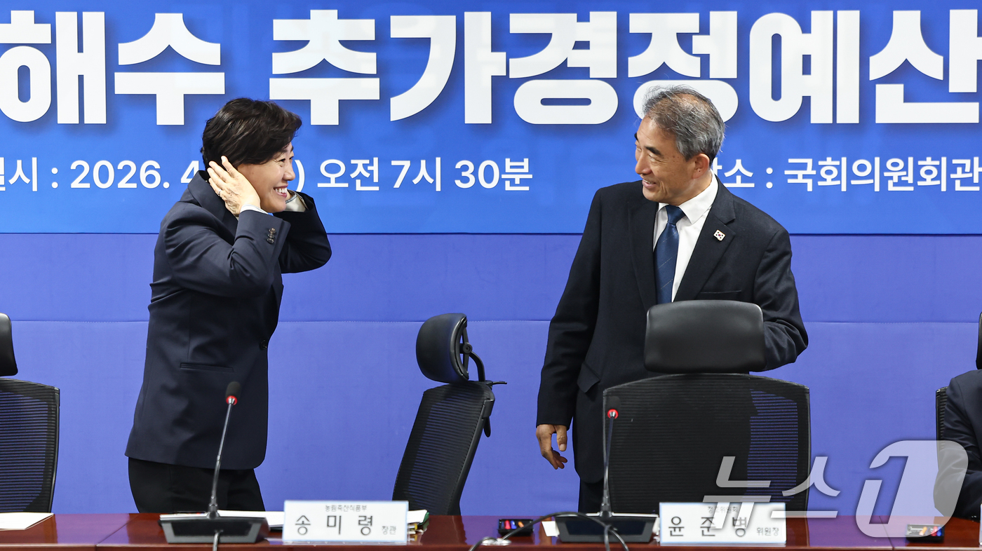 (서울=뉴스1) 김도우 기자 = 송미령 농림축산식품부 장관과 윤준병 더불어민주당 농해수정책조정위원장이 1일 서울 여의도 국회 의원회관에서 열린 2026년 농해수 추가경정예산안 당정 …