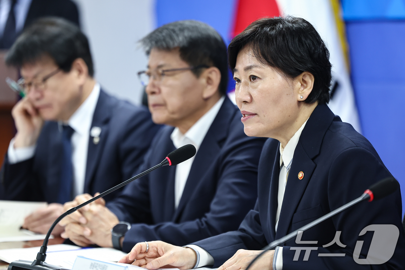 (서울=뉴스1) 김도우 기자 = 송미령 농림축산식품부 장관이 1일 서울 여의도 국회 의원회관에서 열린 2026년 농해수 추가경정예산안 당정협의에서 모두 발언을 하고 있다. 2026 …