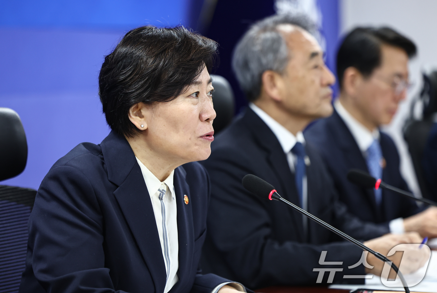 (서울=뉴스1) 김도우 기자 = 송미령 농림축산식품부 장관이 1일 서울 여의도 국회 의원회관에서 열린 2026년 농해수 추가경정예산안 당정협의에서 모두 발언을 하고 있다. 2026 …