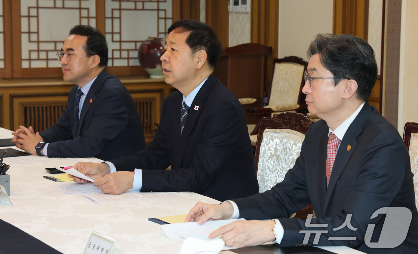 (서울=뉴스1) 임세영 기자 = 구윤철 경제부총리 겸 재정경제부 장관(가운데)이 1일 서울 종로구 정부서울청사에서 열린 거시재정금융간담회에서 발언을 하고 있다. 2026.4.1/뉴 …