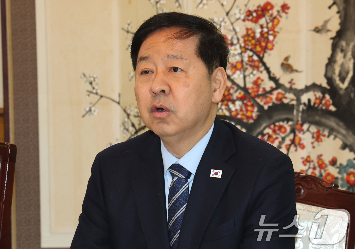 (서울=뉴스1) 임세영 기자 = 구윤철 경제부총리 겸 재정경제부 장관(가운데)이 1일 서울 종로구 정부서울청사에서 열린 거시재정금융간담회에서 발언을 하고 있다. 2026.4.1/뉴 …