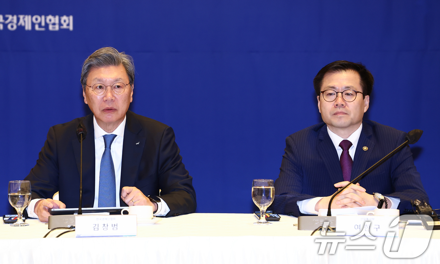 (서울=뉴스1) 김민지 기자 = 김창범 한국경제인협회 부회장이 1일 오전 서울 영등포구 KFI타워에서 열린 글로벌 경제 현안대응 기업간담회에서 인사말을 하고 있다. 오른쪽은 여한구 …