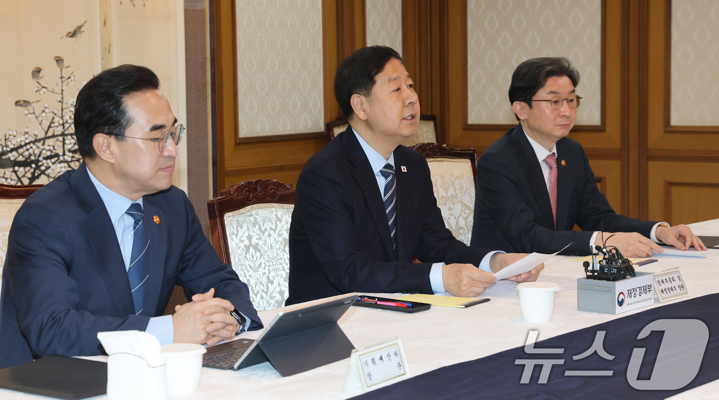 (서울=뉴스1) 임세영 기자 = 구윤철 경제부총리 겸 재정경제부 장관(가운데)이 1일 서울 종로구 정부서울청사에서 열린 거시재정금융간담회에서 발언을 하고 있다. 2026.4.1/뉴 …