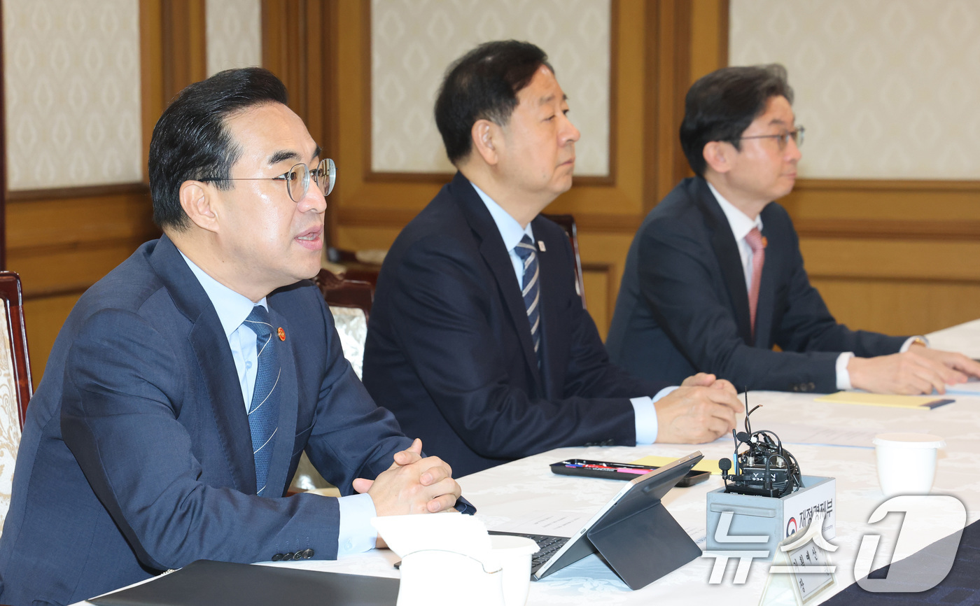 (서울=뉴스1) 임세영 기자 = 박홍근 기획예산처 장관이 1일 서울 종로구 정부서울청사에서 열린 거시재정금융간담회에서 발언을 하고 있다.왼쪽부터 박 장관, 구윤철 경제부총리 겸 재 …