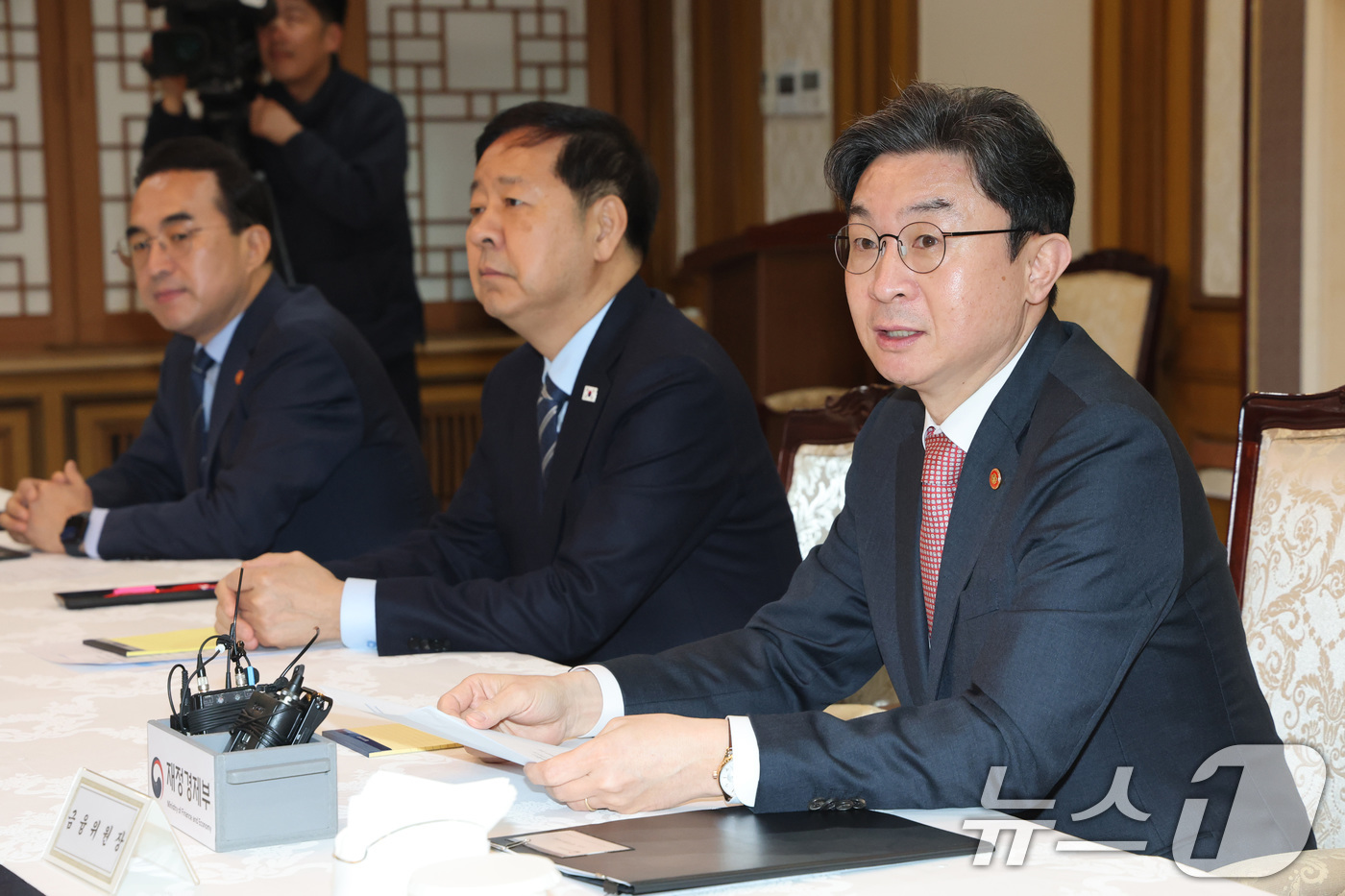 (서울=뉴스1) 임세영 기자 = 이억원 금융위원회 위원장이 1일 서울 종로구 정부서울청사에서 열린 거시재정금융간담회에서 발언을 하고 있다.왼쪽부터 박홍근 기획예산처 장관, 구윤철 …