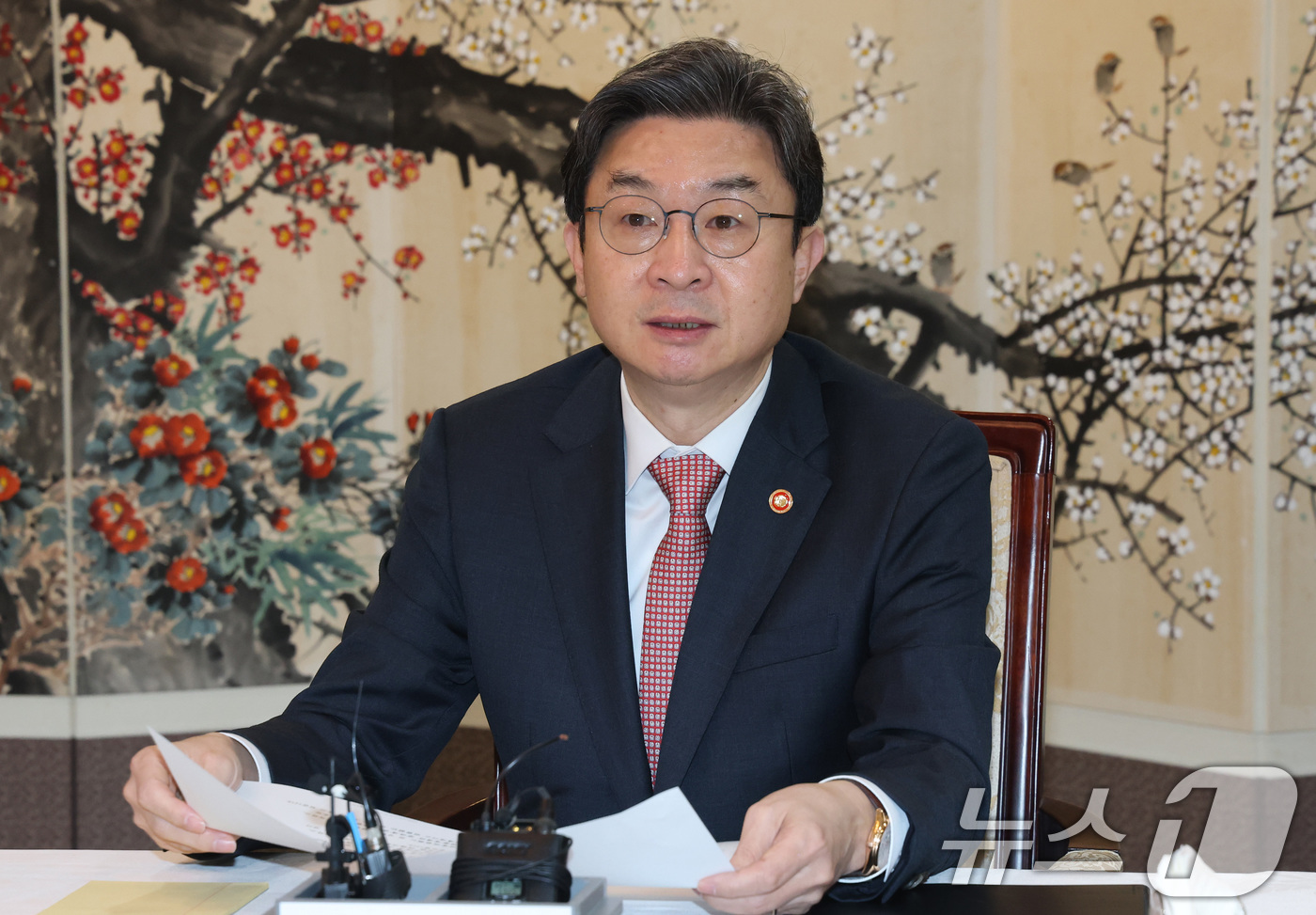 (서울=뉴스1) 임세영 기자 = 이억원 금융위원회 위원장이 1일 서울 종로구 정부서울청사에서 열린 거시재정금융간담회에서 발언을 하고 있다.왼쪽부터 박홍근 기획예산처 장관, 구윤철 …
