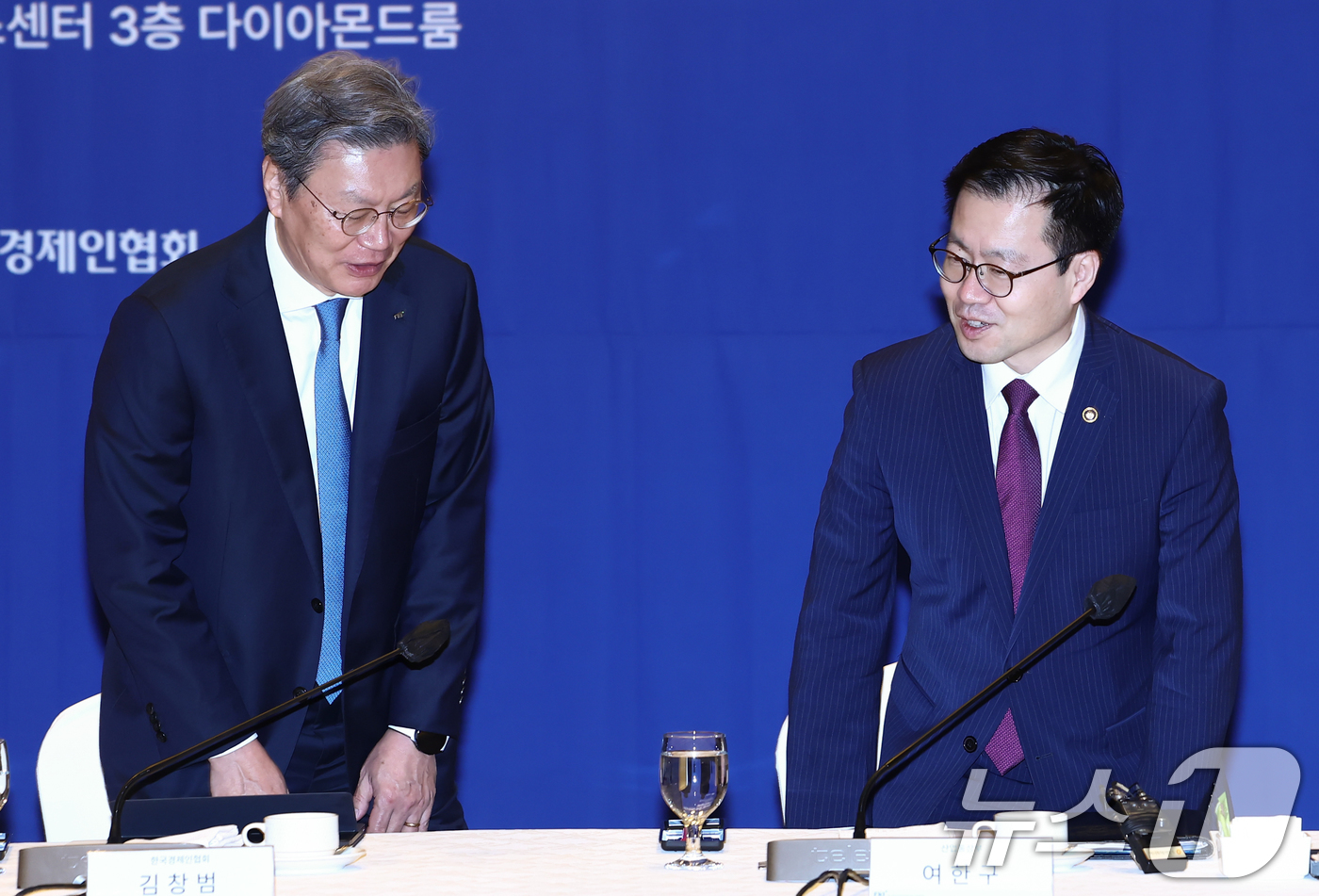(서울=뉴스1) 김민지 기자 = 여한구 산업통상부 통상교섭본부장(오른쪽)과 김창범 한국경제인협회 부회장이 1일 오전 서울 영등포구 KFI타워에서 열린 글로벌 경제 현안대응 기업간담 …