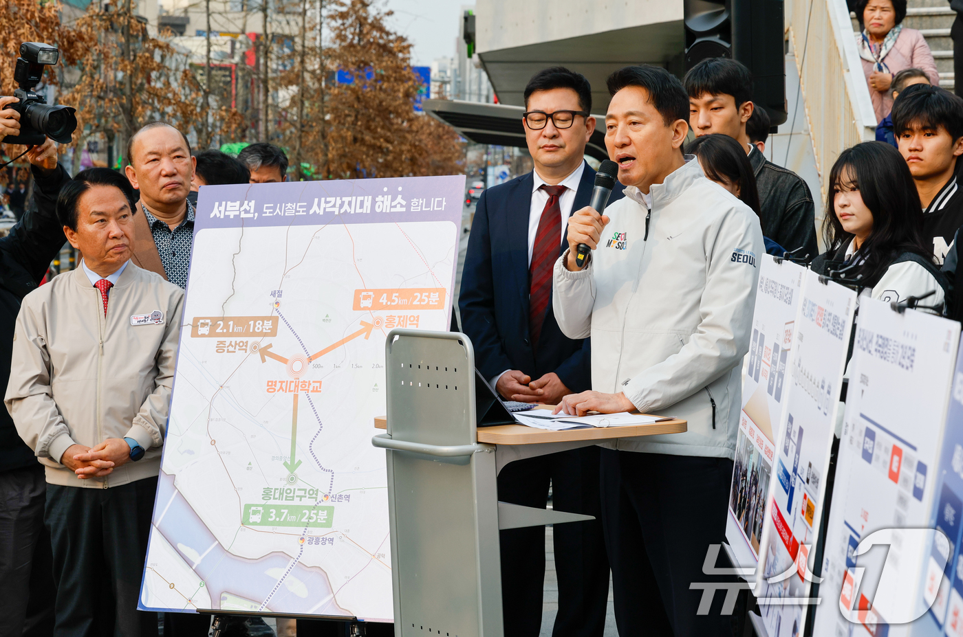 (서울=뉴스1) 안은나 기자 = 오세훈 서울시장이 1일 오전 서울 서대문구 명지대학교 정문 앞을 찾아 서부선 도시철도 사업추진현황에 대해 말하고 있다.서울시는 서부선 도시철도 민간 …