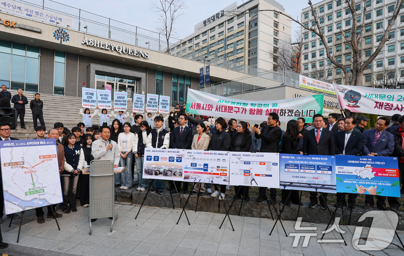 (서울=뉴스1) 안은나 기자 = 오세훈 서울시장이 1일 오전 서울 서대문구 명지대학교 정문 앞을 찾아 서부선 도시철도 사업추진현황에 대해 말하고 있다.서울시는 서부선 도시철도 민간 …