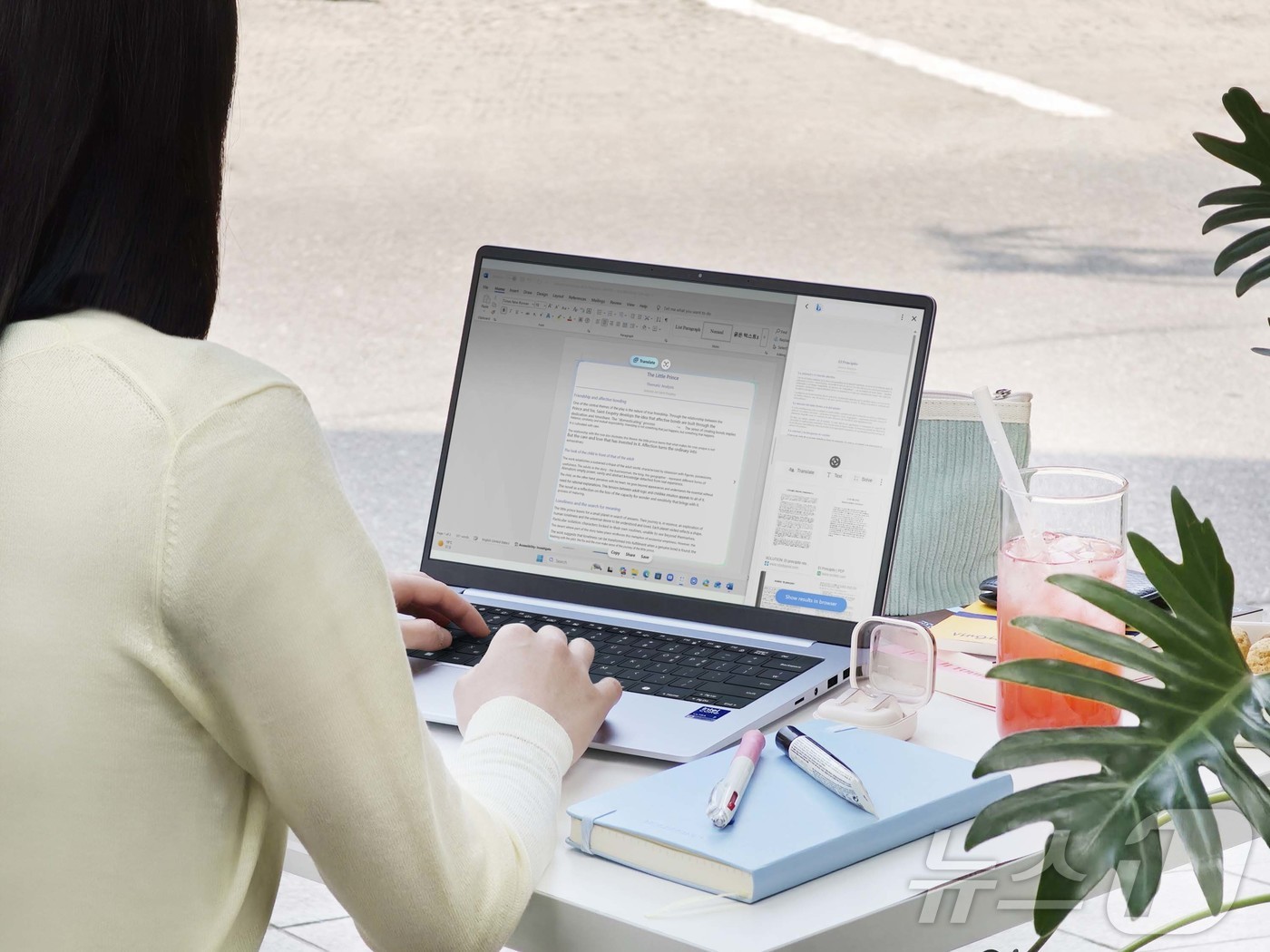 (서울=뉴스1) = 삼성전자가 AI PC '갤럭시 북6'를 1일 국내 출시했다고 밝혔다. 사진은 '갤럭시 북6'의 '실시간 번역' 기능으로 콘텐츠를 번역하는 모습. (삼성전자 제공 …