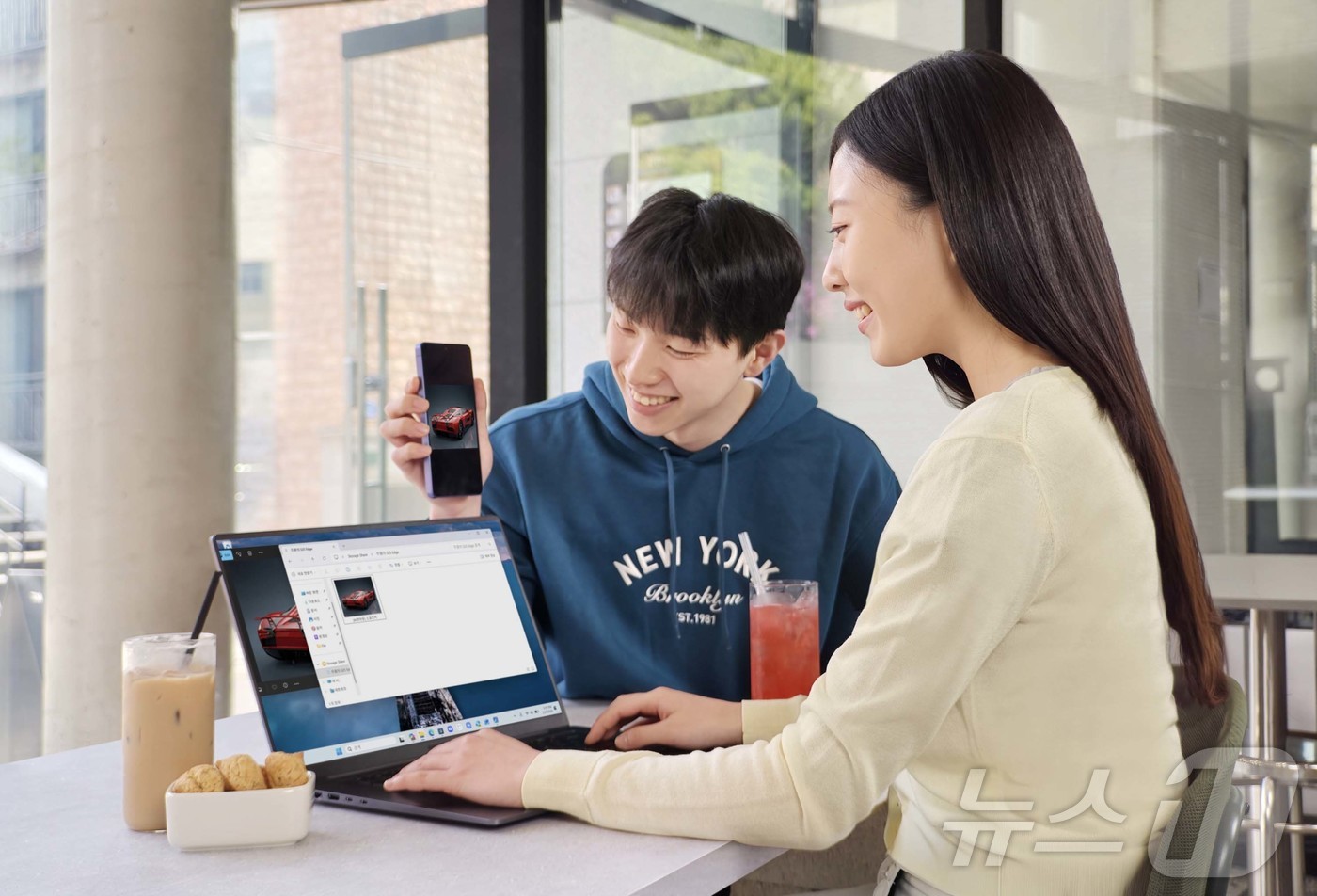 (서울=뉴스1) = 삼성전자가 AI PC '갤럭시 북6'를 1일 국내 출시했다고 밝혔다. 사진은 '갤럭시 북6'의 '저장공간 공유' 기능으로 스마트폰에 저장된 사진을 PC에서 확인 …