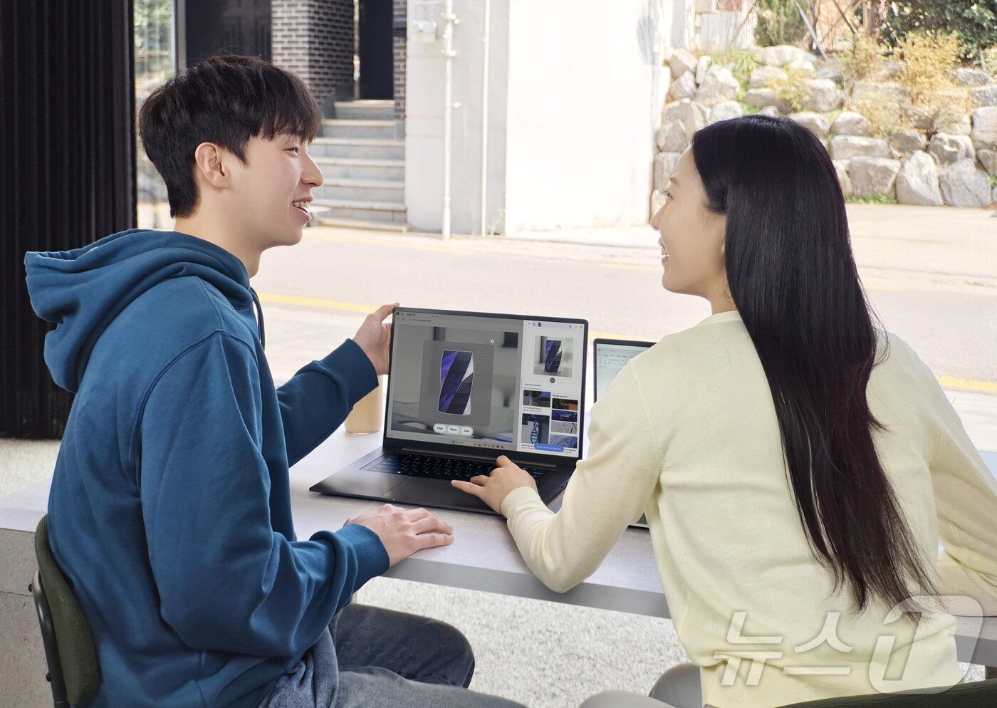 본문 이미지 - '갤럭시 북6'의 'AI 컷 아웃' 기능으로 이미지의 배경을 제거하는 모습. 2026.04.01(삼성전자 제공)