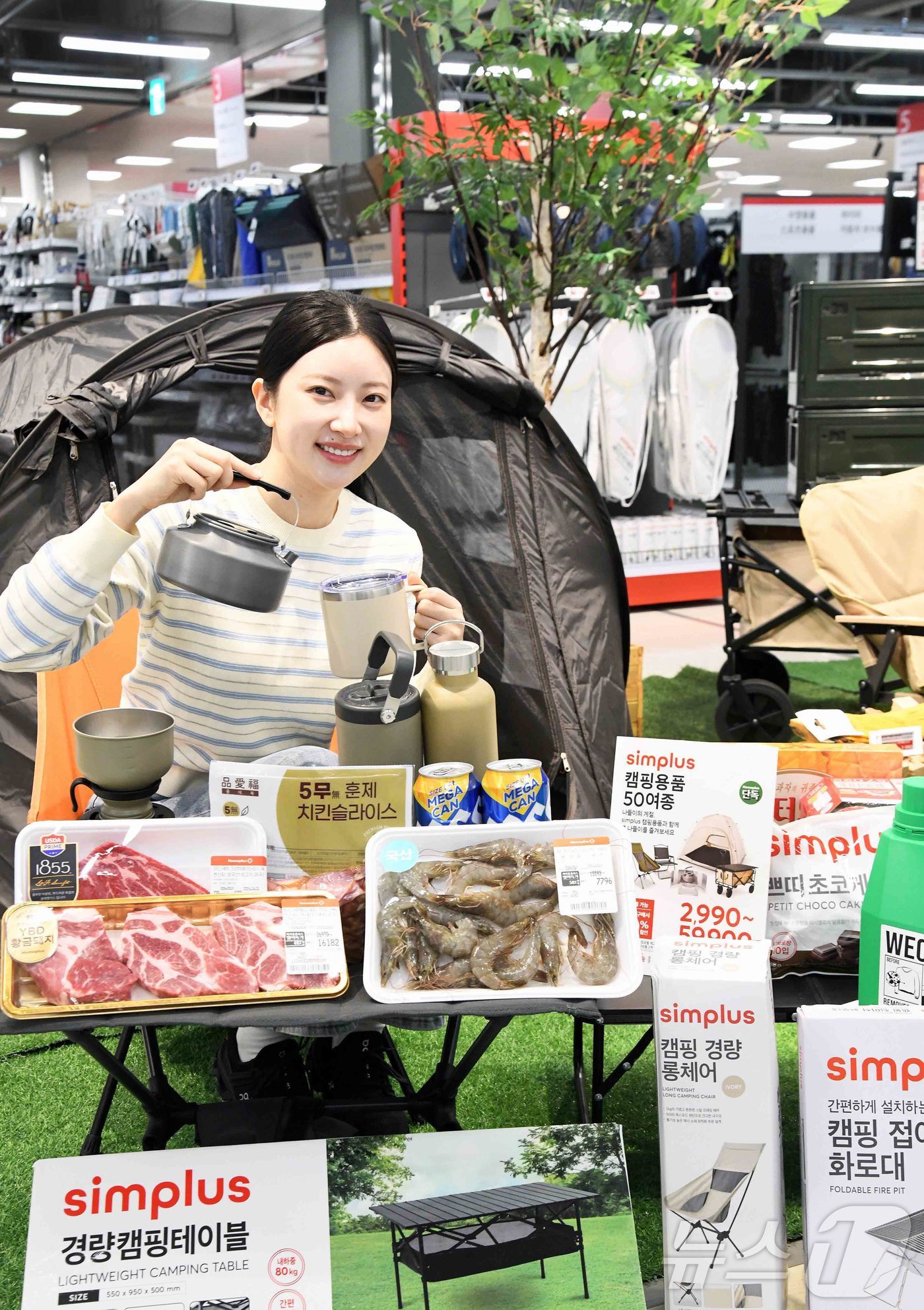 (서울=뉴스1) = 홈플러스는 따뜻해진 날씨로 야외활동을 계획하는 고객들을 위해 오는 2일부터 8일까지 ‘메가 캠크닉 대전’ 행사를 진행한다고 1일 밝혔다. 사진은 서울 등촌동 홈 …