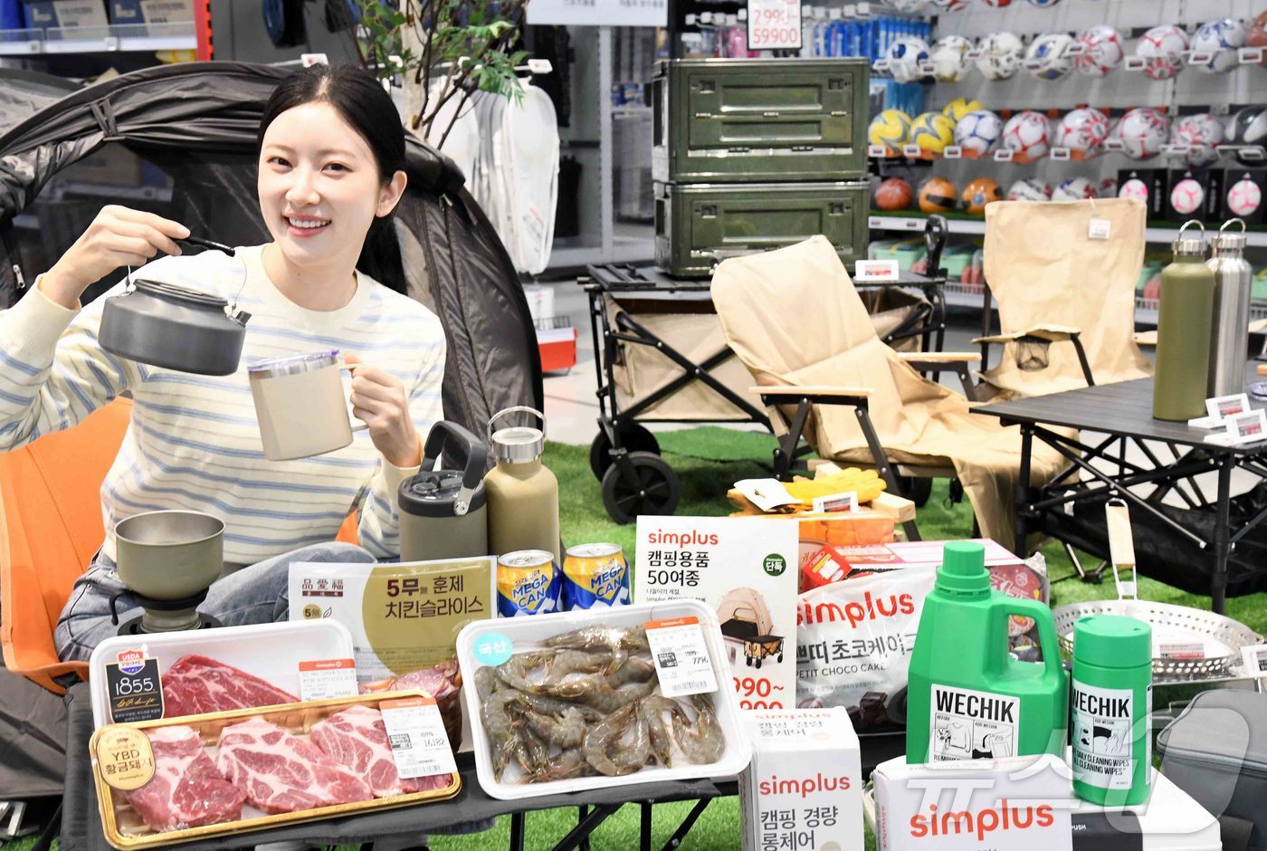 (서울=뉴스1) = 홈플러스는 따뜻해진 날씨로 야외활동을 계획하는 고객들을 위해 오는 2일부터 8일까지 ‘메가 캠크닉 대전’ 행사를 진행한다고 1일 밝혔다. 사진은 서울 등촌동 홈 …