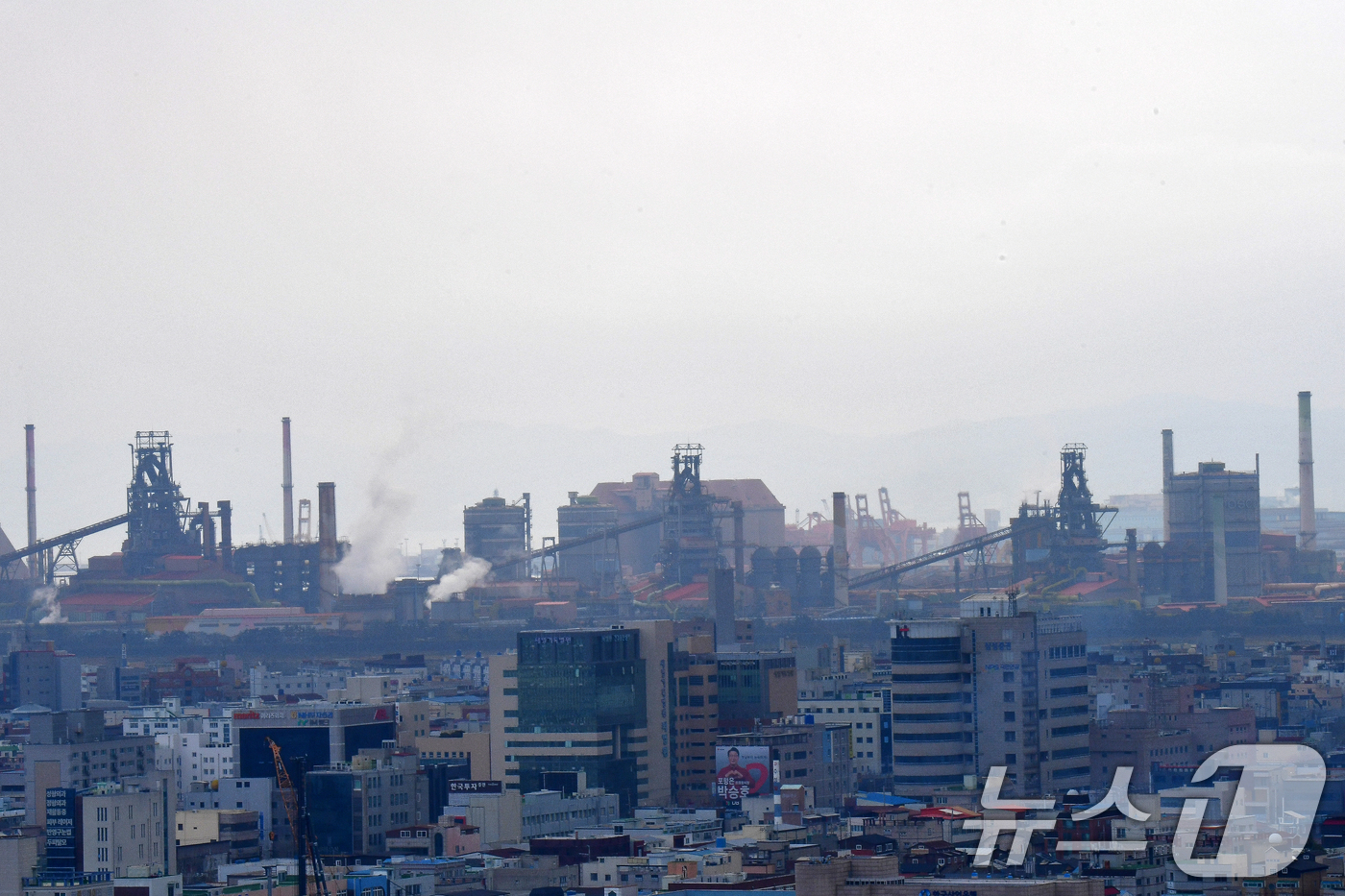 (포항=뉴스1) 최창호 기자 = 포스코 포항제철소 58주년 창사 기념일인 1일 오전 대한민국 산업 발전의 중추적인 역활을 해 온 용광로에서 쇳물 생산이 한창이다. 2026.4.1/ …