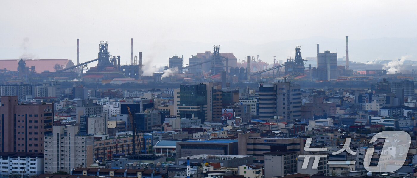 본문 이미지 - 포스코 포항제철소 58주년 창사 기념일인 1일 오전 대한민국 산업 발전의 중추적인 역활을 해 온 용광로에서 쇳물 생산이 한창이다. 2026.4.1 ⓒ 뉴스1 최창호 기자
