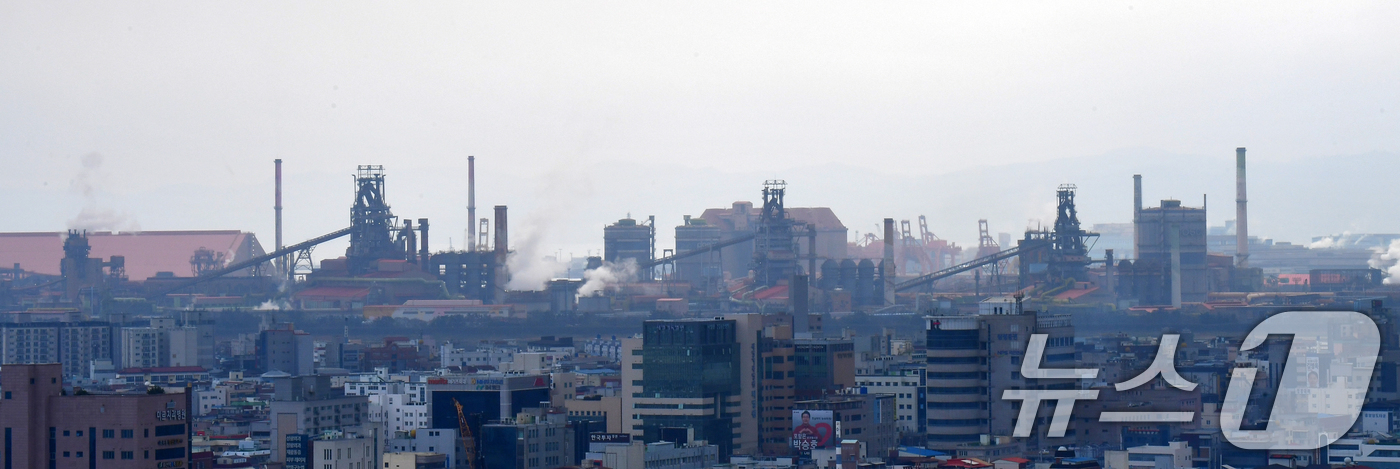 (포항=뉴스1) 최창호 기자 = 포스코 포항제철소 58주년 창사 기념일인 1일 오전 대한민국 산업 발전의 중추적인 역활을 해 온 용광로에서 쇳물 생산이 한창이다. 2026.4.1/ …