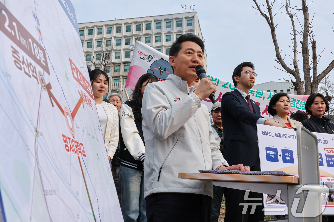 (서울=뉴스1) 안은나 기자 = 오세훈 서울시장이 1일 오전 서울 서대문구 명지대학교 정문 앞을 찾아 서부선 도시철도 사업추진현황에 대해 말하고 있다.서울시는 서부선 도시철도 민간 …