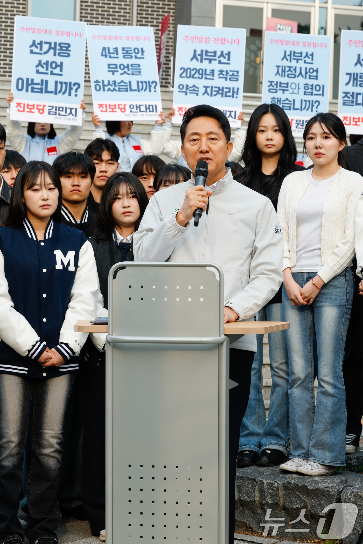 (서울=뉴스1) 안은나 기자 = 오세훈 서울시장이 1일 오전 서울 서대문구 명지대학교 정문 앞을 찾아 서부선 도시철도 사업추진현황에 대해 말하는 가운데 진보당 지방선거 예비후보들이 …