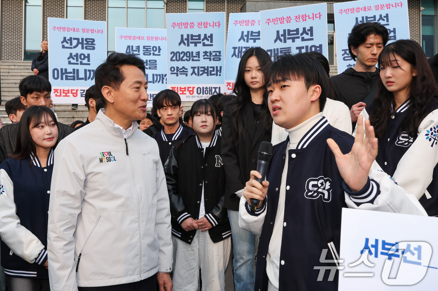 (서울=뉴스1) 안은나 기자 = 오세훈 서울시장이 1일 오전 서울 서대문구 명지대학교 정문 앞을 찾아 강용민 총학생회장의 발언을 청취하고 있다.서울시는 서부선 도시철도 민간투자사업 …