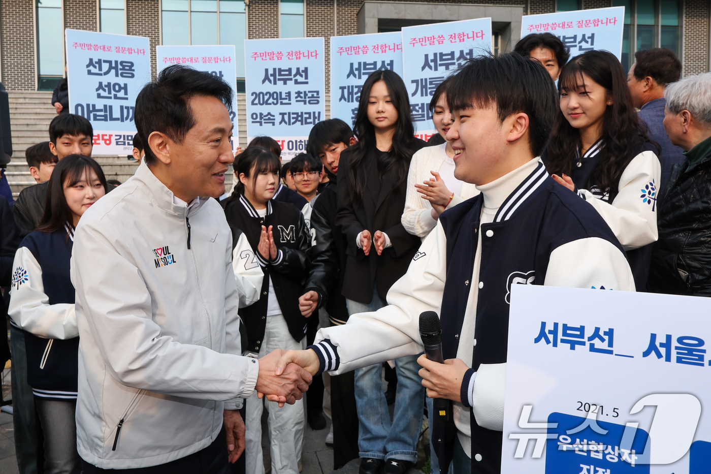 (서울=뉴스1) 안은나 기자 = 오세훈 서울시장이 1일 오전 서울 서대문구 명지대학교 정문 앞을 찾아 강용민 총학생회장으로부터 의견을 청취한 뒤 악수하고 있다.서울시는 서부선 도시 …