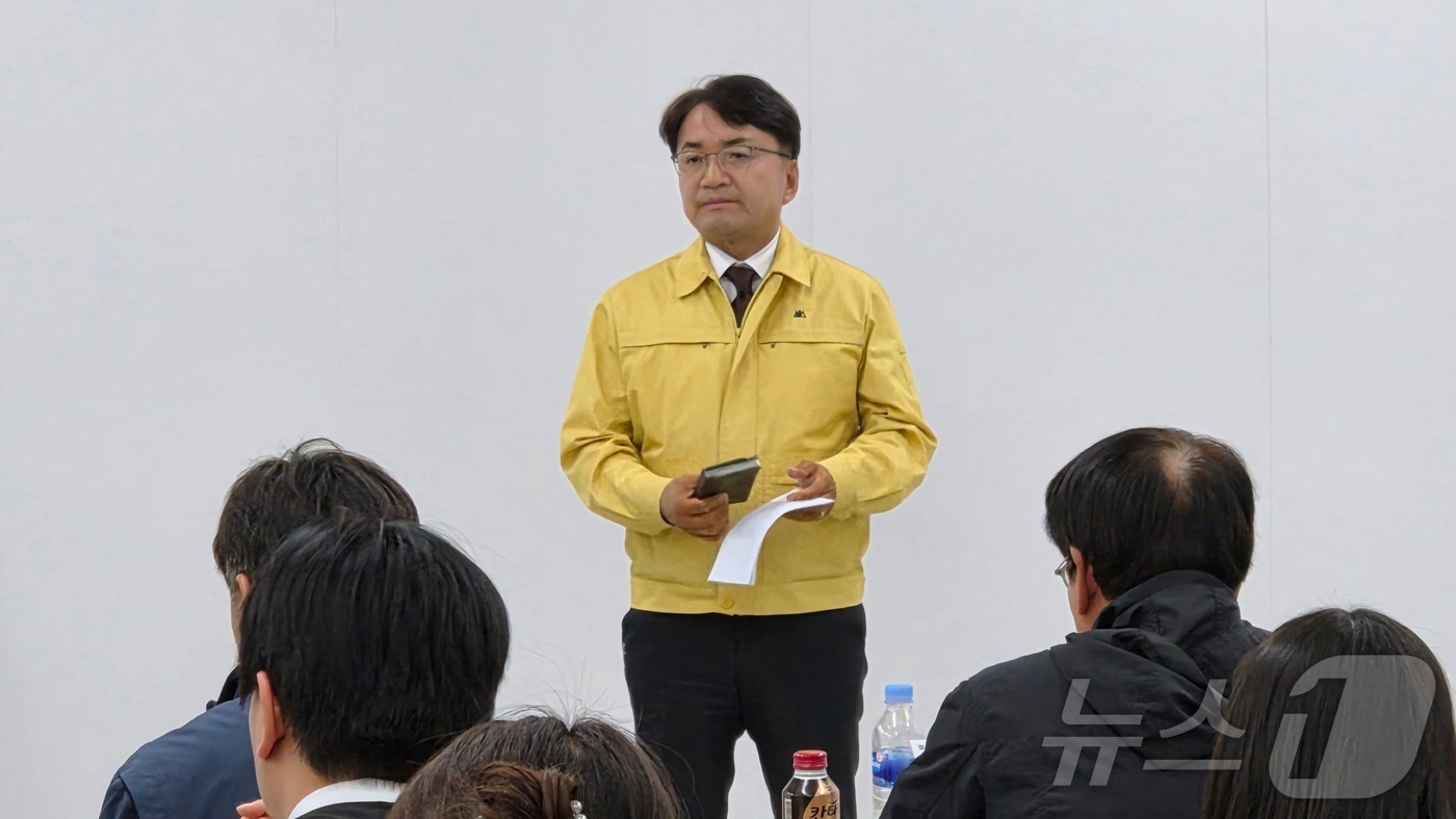 (대전=뉴스1) = 김광용 행정안전부 재난안전관리본부장이 지난 31일 대전광역시청에서 열린 대전 공장 화재 관계기관 합동 4차 설명회에서 유가족들의 의견을 들으며 발언하고 있다.( …