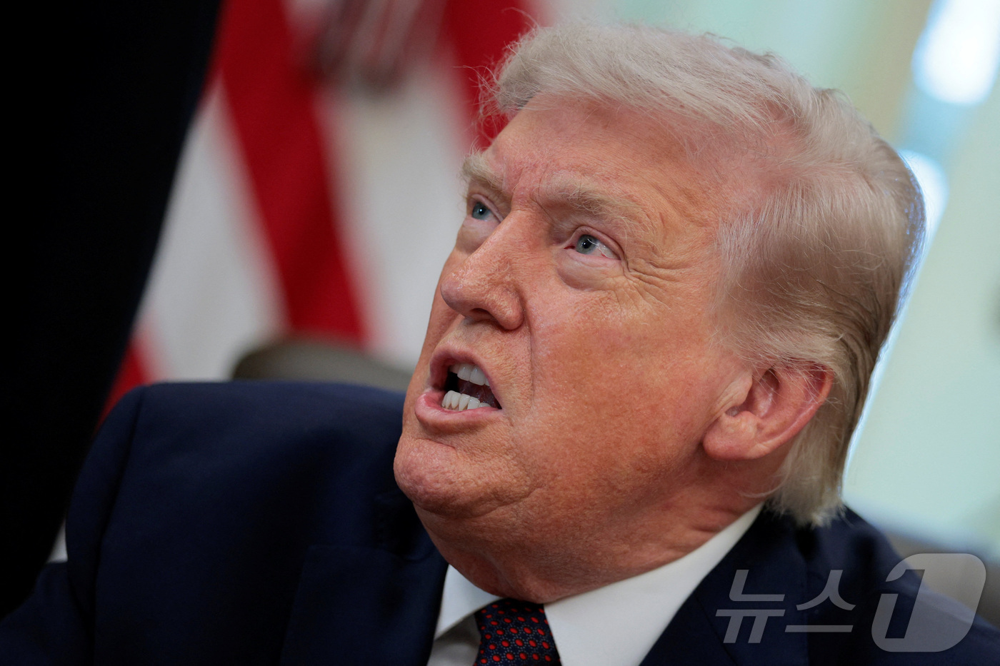 (워싱턴 로이터=뉴스1) 김경민 기자 = 도널드 트럼프 미국 대통령이 31일(현지시간) 워싱턴DC 백악관 오벌오피스에서 우편 투표의 유권자 자격 확인을 강화하는 조치의 행정명령에 …