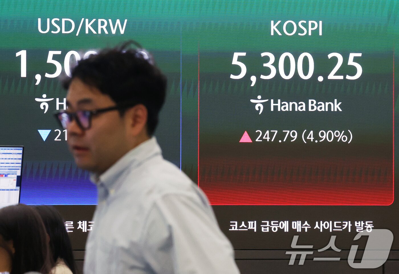 본문 이미지 - 코스피 지수가 5% 넘게 오르며 장 초반 매수 사이드카가 발동된 1일 오전 서울 중구 하나은행 딜링룸 전광판에 코스피 시황이 표시되고 있다.  2026.4.1 ⓒ 뉴스1 황기선 기자